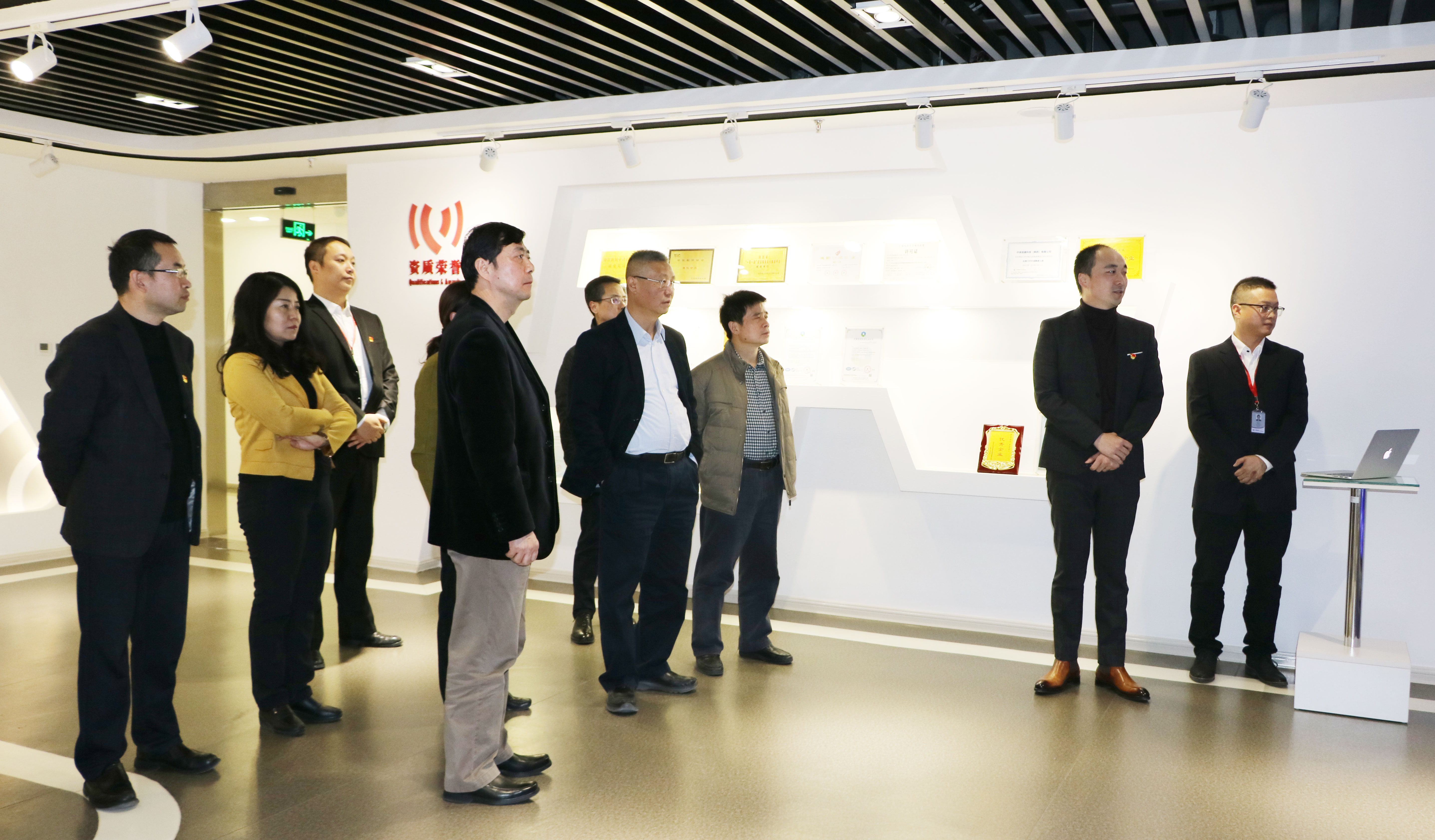 纪检监察组和集团公司领导一行参观公司大数据与人工智能展厅现场体验科技产品_01.jpg