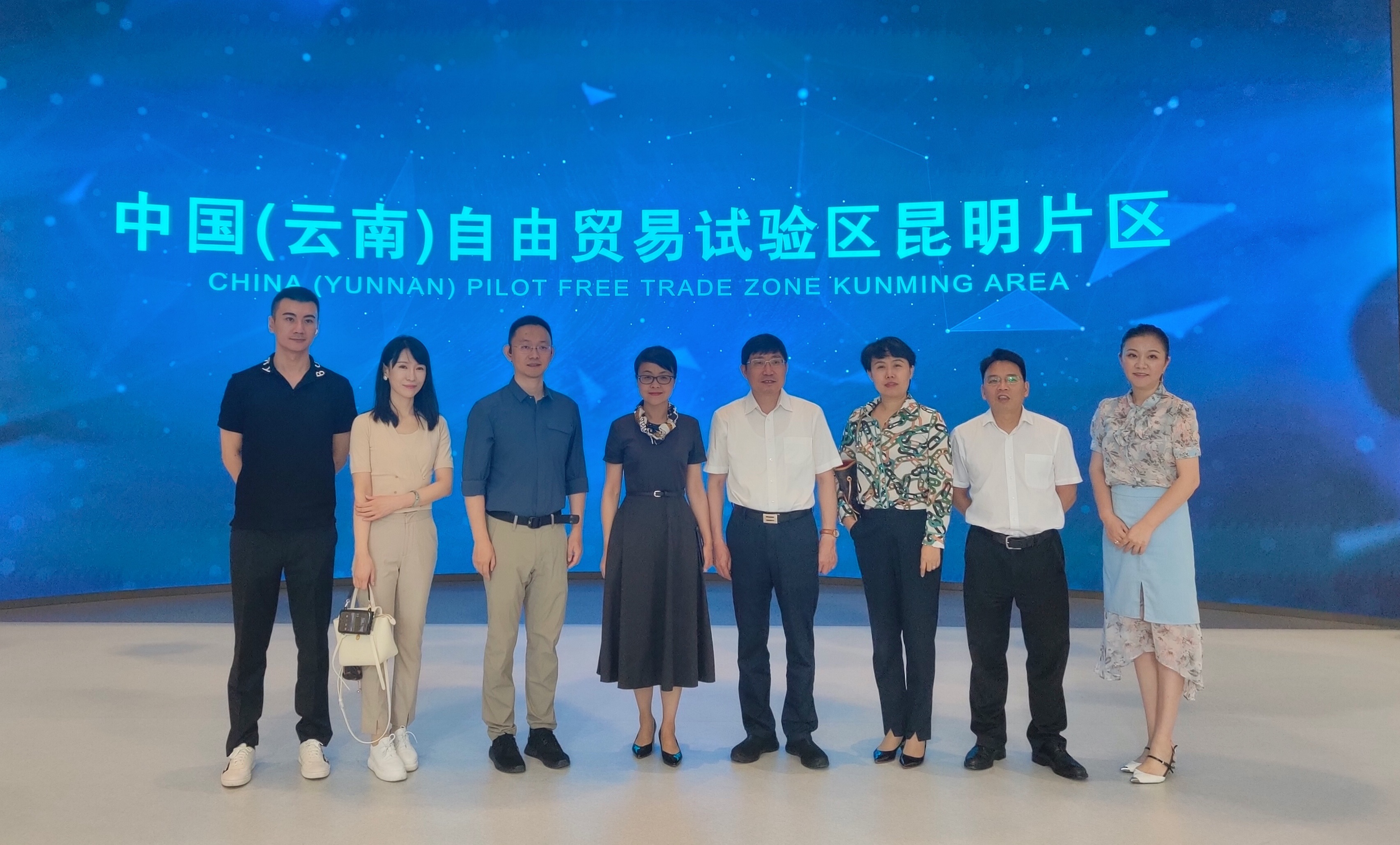 要闻中国出版集团副总经理党组成员陈永刚与昆明市委常委常务副市长