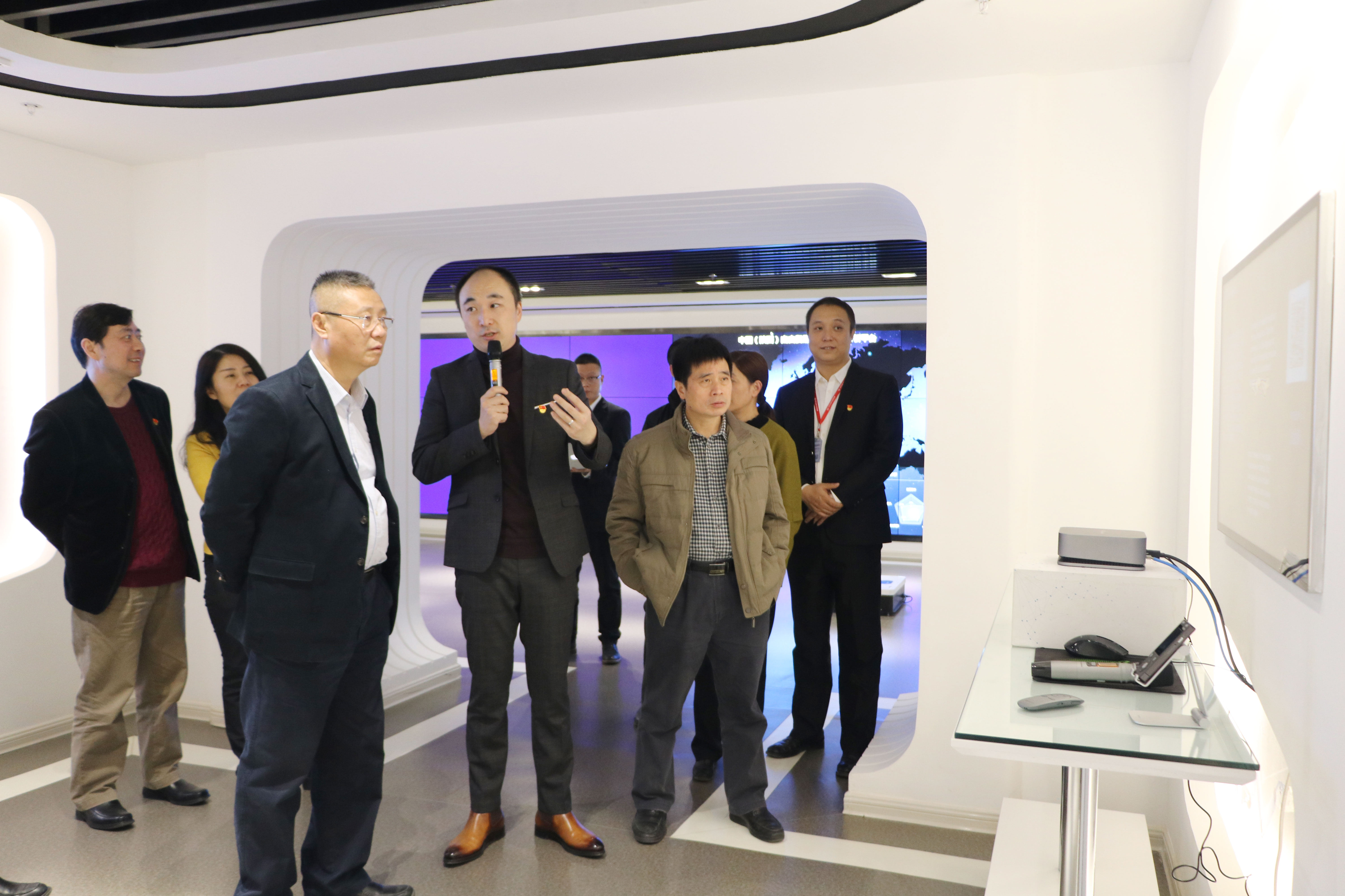 纪检监察组和集团公司领导一行参观公司大数据与人工智能展厅现场体验科技产品_02.jpg